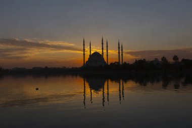 Sabancı Merkez Camii, 1998 yılında Adana 'nın Reatbey ilçesinde, Central Park' ın güneyinde ve Seyhan Nehri 'nin batı kıyısında açılan bir camidir..