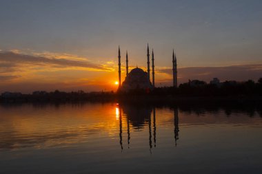 Sabancı Merkez Camii, 1998 yılında Adana 'nın Reatbey ilçesinde, Central Park' ın güneyinde ve Seyhan Nehri 'nin batı kıyısında açılan bir camidir..