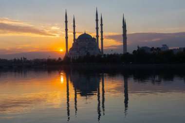 Sabancı Merkez Camii, 1998 yılında Adana 'nın Reatbey ilçesinde, Central Park' ın güneyinde ve Seyhan Nehri 'nin batı kıyısında açılan bir camidir..