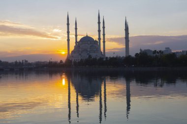 Sabancı Merkez Camii, 1998 yılında Adana 'nın Reatbey ilçesinde, Central Park' ın güneyinde ve Seyhan Nehri 'nin batı kıyısında açılan bir camidir..