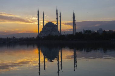 Sabancı Merkez Camii, 1998 yılında Adana 'nın Reatbey ilçesinde, Central Park' ın güneyinde ve Seyhan Nehri 'nin batı kıyısında açılan bir camidir..