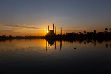 Sabancı Merkez Camii, 1998 yılında Adana 'nın Reatbey ilçesinde, Central Park' ın güneyinde ve Seyhan Nehri 'nin batı kıyısında açılan bir camidir..