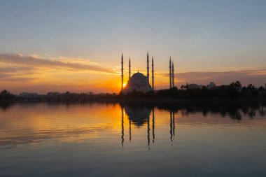 Sabancı Merkez Camii, 1998 yılında Adana 'nın Reatbey ilçesinde, Central Park' ın güneyinde ve Seyhan Nehri 'nin batı kıyısında açılan bir camidir..
