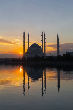 Sabancı Merkez Camii, 1998 yılında Adana 'nın Reatbey ilçesinde, Central Park' ın güneyinde ve Seyhan Nehri 'nin batı kıyısında açılan bir camidir..