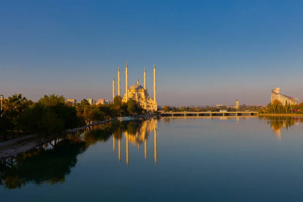 센트럴 모스크 Sabanci Central Mosque 1998 센트럴 파크의 기슭에 지구에서 — 스톡 사진