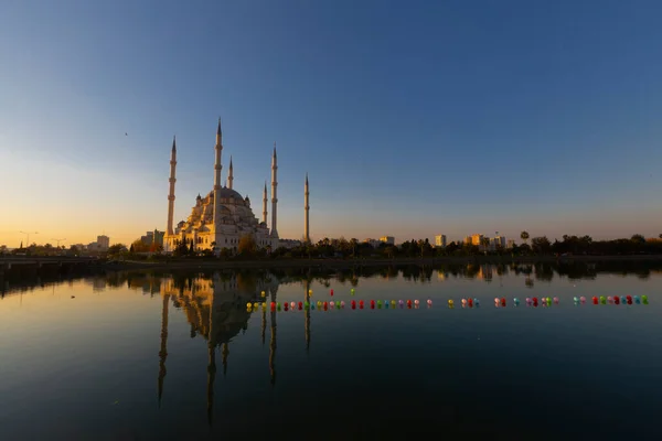 센트럴 모스크 Sabanci Central Mosque 1998 센트럴 파크의 기슭에 지구에서 — 스톡 사진