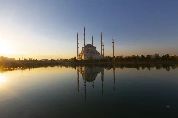 센트럴 모스크 Sabanci Central Mosque 1998 센트럴 파크의 기슭에 지구에서 — 스톡 사진