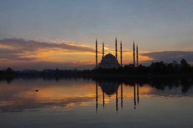 Sabancı Merkez Camii, 1998 yılında Adana 'nın Reatbey ilçesinde, Central Park' ın güneyinde ve Seyhan Nehri 'nin batı kıyısında açılan bir camidir..