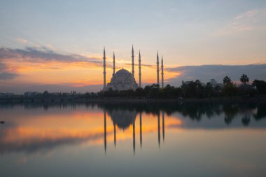 Sabancı Merkez Camii, 1998 yılında Adana 'nın Reatbey ilçesinde, Central Park' ın güneyinde ve Seyhan Nehri 'nin batı kıyısında açılan bir camidir..