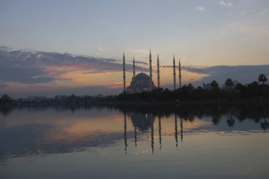 Sabancı Merkez Camii, 1998 yılında Adana 'nın Reatbey ilçesinde, Central Park' ın güneyinde ve Seyhan Nehri 'nin batı kıyısında açılan bir camidir..