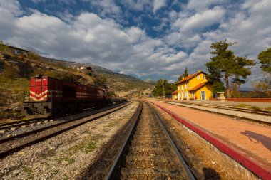 Hackr tren istasyonu, Adana 'nın Kiralan bölgesinde bir tren istasyonu..