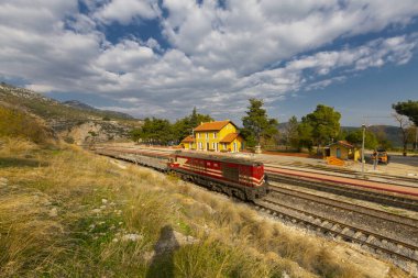 Hackr tren istasyonu, Adana 'nın Kiralan bölgesinde bir tren istasyonu..