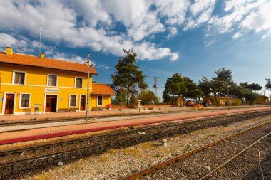 Hackr tren istasyonu, Adana 'nın Kiralan bölgesinde bir tren istasyonu..