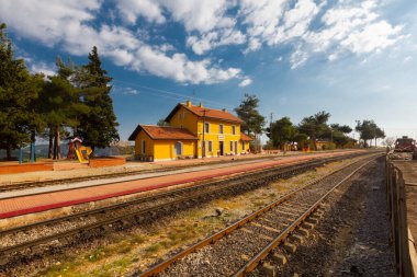 Hackr tren istasyonu, Adana 'nın Kiralan bölgesinde bir tren istasyonu..