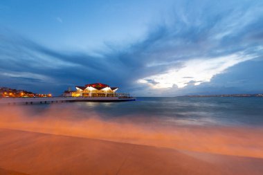 Fırtına ve iskele, sahil / Türkiye - İstanbul .