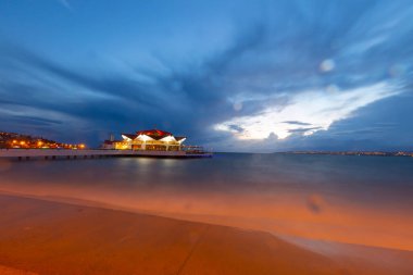 Fırtına ve iskele, sahil / Türkiye - İstanbul .