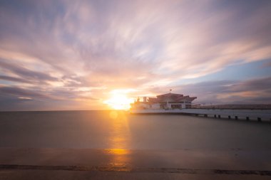Fırtına ve iskele, sahil / Türkiye - İstanbul .