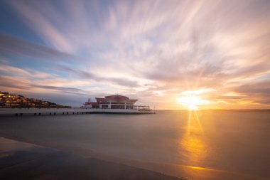 Fırtına ve iskele, sahil / Türkiye - İstanbul .