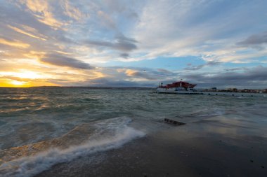Fırtına ve iskele, sahil / Türkiye - İstanbul .