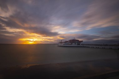 Fırtına ve iskele, sahil / Türkiye - İstanbul .