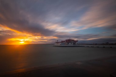 Fırtına ve iskele, sahil / Türkiye - İstanbul .