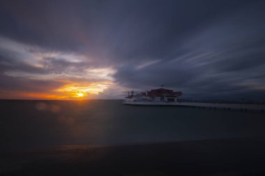 Fırtına ve iskele, sahil / Türkiye - İstanbul .
