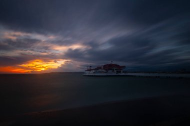 Fırtına ve iskele, sahil / Türkiye - İstanbul .