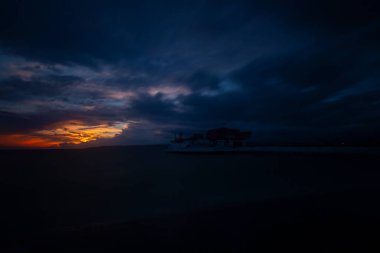 Fırtına ve iskele, sahil / Türkiye - İstanbul .