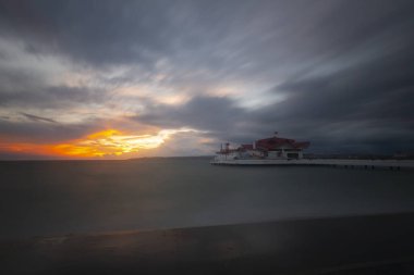 Fırtına ve iskele, sahil / Türkiye - İstanbul .