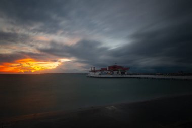 Fırtına ve iskele, sahil / Türkiye - İstanbul .