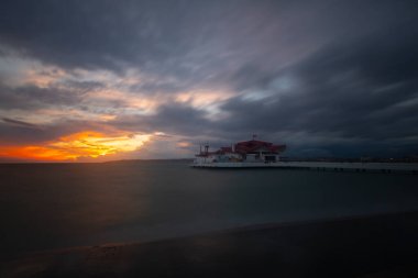 Fırtına ve iskele, sahil / Türkiye - İstanbul .