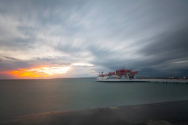Fırtına ve iskele, sahil / Türkiye - İstanbul .