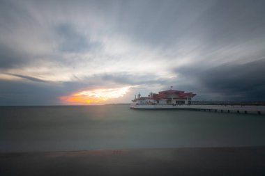 Fırtına ve iskele, sahil / Türkiye - İstanbul .