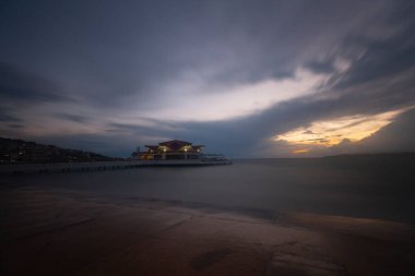 Fırtına ve iskele, sahil / Türkiye - İstanbul .