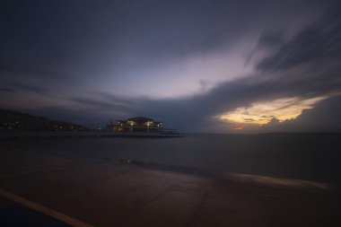 Fırtına ve iskele, sahil / Türkiye - İstanbul .