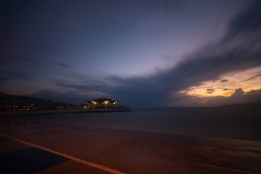 Fırtına ve iskele, sahil / Türkiye - İstanbul .