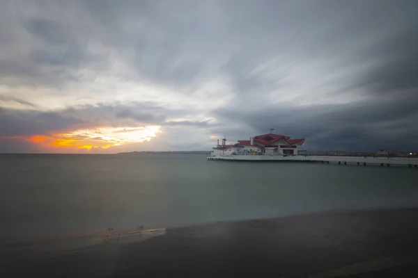 Stormen Och Piren Vid Stranden Turkiet Istanbul — Stockfoto