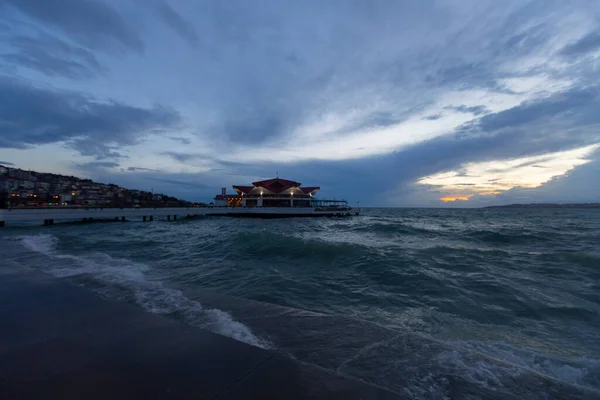 Fırtına Iskele Sahil Türkiye Stanbul — Stok fotoğraf