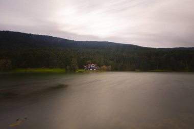 Bir gölü, ormanları, yürüyüş yolları ve piknik alanları olan dağlık bir doğa parkı..