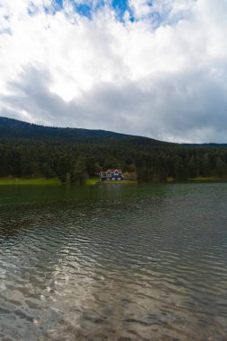 Bir gölü, ormanları, yürüyüş yolları ve piknik alanları olan dağlık bir doğa parkı..