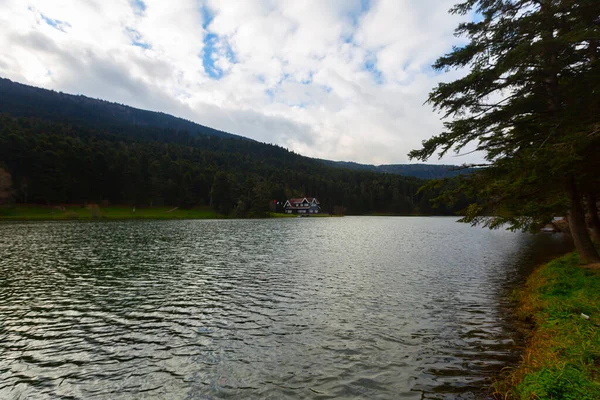 Parque Natural Montañoso Con Lago Bosques Rutas Senderismo Áreas Picnic —  Fotos de Stock