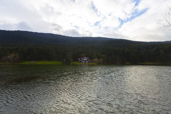 Horský Přírodní Park Jezerem Lesy Turistickými Stezkami Piknikovými Areály — Stock fotografie