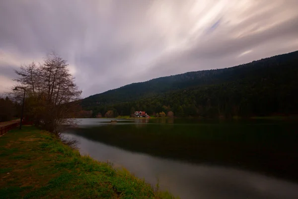 Parque Natural Montañoso Con Lago Bosques Rutas Senderismo Áreas Picnic — Foto de Stock