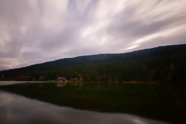 Parque Natural Montañoso Con Lago Bosques Rutas Senderismo Áreas Picnic — Foto de Stock