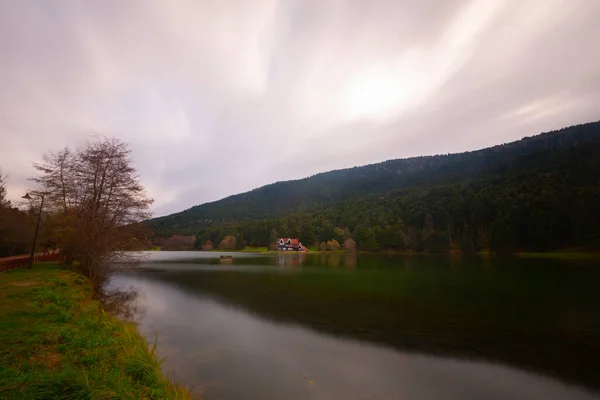 Horský Přírodní Park Jezerem Lesy Turistickými Stezkami Piknikovými Areály — Stock fotografie