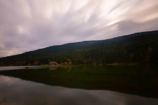 Horský Přírodní Park Jezerem Lesy Turistickými Stezkami Piknikovými Areály — Stock fotografie