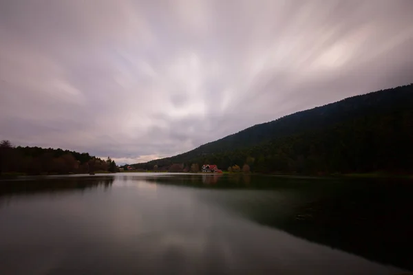 Parque Natural Montañoso Con Lago Bosques Rutas Senderismo Áreas Picnic — Foto de Stock