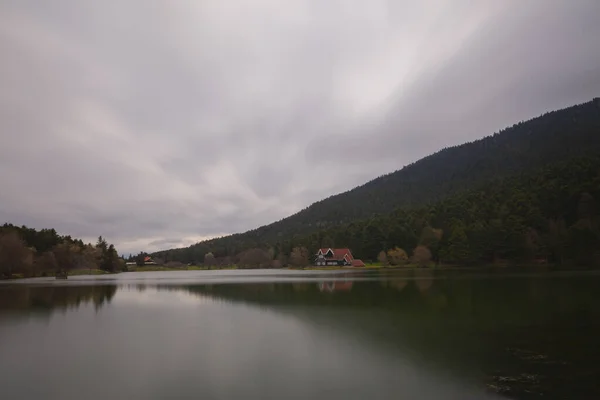 Horský Přírodní Park Jezerem Lesy Turistickými Stezkami Piknikovými Areály — Stock fotografie