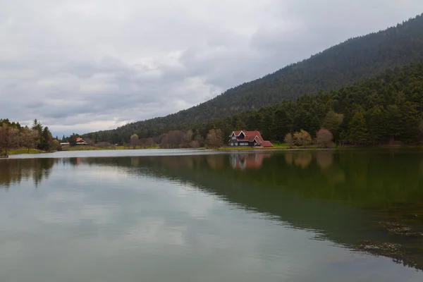 Bir Gölü Ormanları Yürüyüş Yolları Piknik Alanları Olan Dağlık Bir — Stok fotoğraf