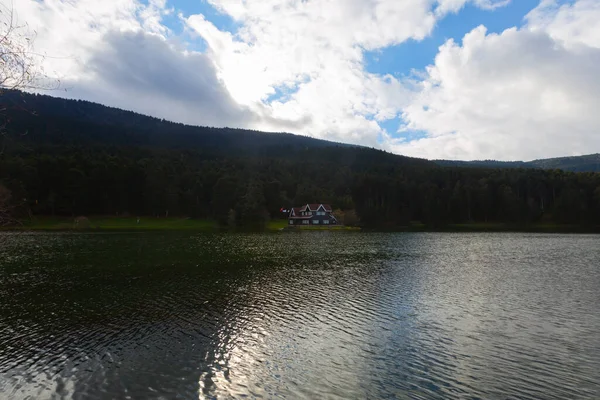 Parco Naturale Montuoso Con Lago Boschi Sentieri Escursionistici Aree Pic — Foto Stock